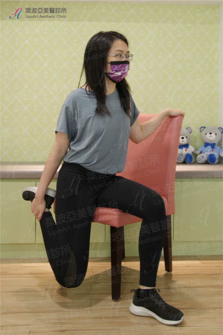 萊波亞 說明：直接用手抓住小腿，將膝關節朝向地面。
